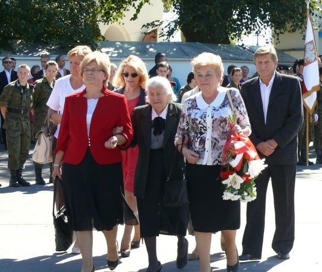 Przed pomnikiem księdza Romana Kotlarza, jako pierwsza kwiaty złożyła jego rodzina.