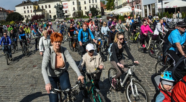 1 maja10.00 - na płycie Starego Rynku inauguracja rywalizacji European Cycling Challenge 2017, w której Bydgoszcz bierze udział po raz drugi. W zeszłym roku jak na debiutantów wykręciliśmy niezły wynik, bo znaleźliśmy się w czołówce, zajmując 6. miejsce. W tym roku może być jeszcze lepiej - wszystko zależy od mieszkańców Bydgoszczy i gmin zrzeszonych w Metropolii Bydgoskiej, którzy od 1 do 31 maja wybiorą rower jako środek transportu, by dojechać do i z pracy, szkoły, kina, sklepu itd. Liczą się także wszelkie rowerowe wycieczki rekreacyjne. Można też dołączyć do Bydgoskiej Masy Krytycznej w każdą sobotę maja – oprócz 6 maja. Przypominamy, aby pokonane przez nas rowerem kilometry liczyły się do rywalizacji, najpierw należy wejść na stronę www.BydgoszczNaRowery.pl i pobrać darmową aplikację. Dla tych, którzy „wykręcą” dla Bydgoszczy najlepsze wyniki, czekają nagrody. Przejazd na rozpoczęcie rowerowej rywalizacji miast startuje o 10.00 ze Starego Rynku do Ostromecka, gdzie odbędzie się piknik.