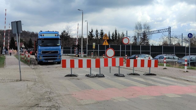 Mostek nad Rakówką w Dąbrowie Górniczej Strzemieszycach został zamknięty, a 19 kwietnia rozpocznie się jego rozbiórka