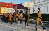 58. Marsz Szlakiem Pierwszej Kompanii Kadrowej w Chęcinach. Zobaczcie zdjęcia z ceremonii powitania "Kadrówki" na rynku