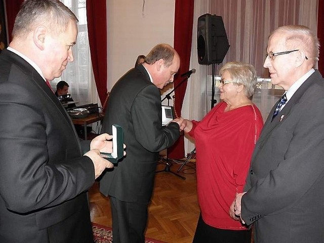 odebrali medale z  rąk Jarosława Radacza, burmistrza i Marka Hildebrandta, przewodniczącego rady miasta