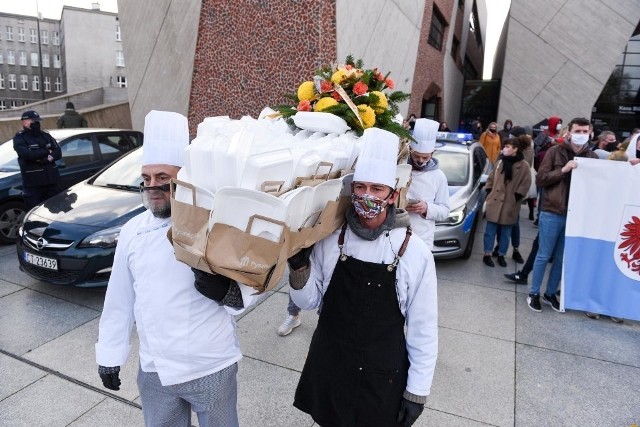 Branża gastronomiczna protestowała w Toruniu dwukrotnie. 13 listopada jej przedstawiciele spotkali się z marszałkiem województwa- Piotrem Całbeckim.