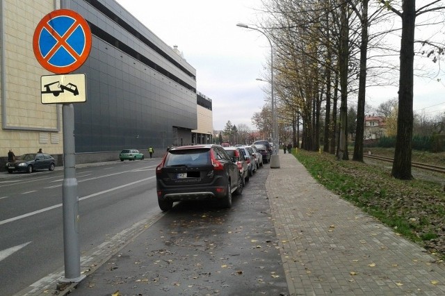 - Kierowcy śmieją się z zakazu i parkują samochody na chodnikach oraz drodze dla rowerów. Dlaczego ich samochody nie są holowane? &#8211; pyta pan Rafał.