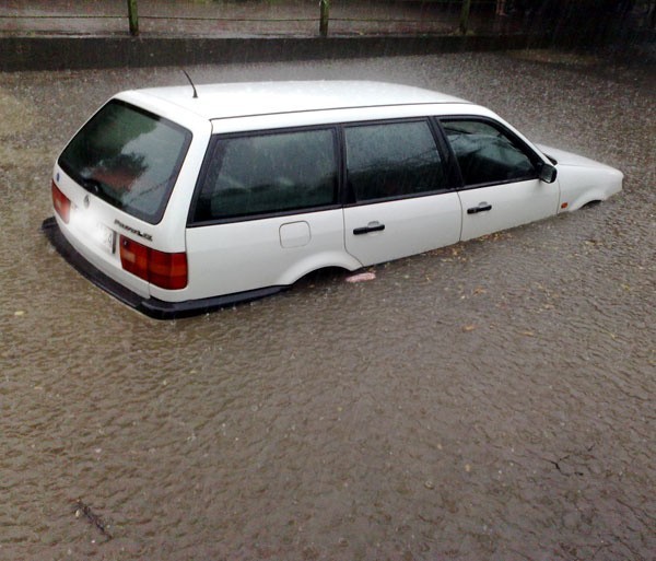 Auto zatopione pod wiaduktem przy ul. Krasińskiego w Przemyślu.