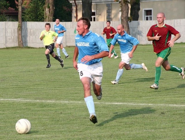 Piłkarze Wiązownicy (niebieskie stroje) niespodziewanie łatwo pokonali miejscowe Radymno. 
