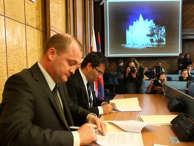 Prezydent Szczecina podpisuje umowę budowy filharmonii.