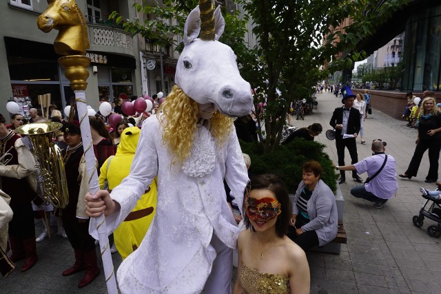 Parada Bajek w ramach I Festiwalu Bajek w Poznaniu maszerowała ulicą Półwiejską