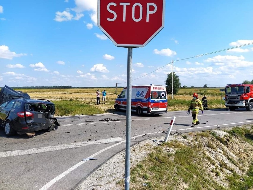 Trzy samochody zderzyły się w Cieszanowie. Rannych zostało 8 osób [ZDJĘCIA]