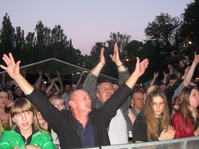 Muzyka Oddziału Zamkniętego nie pozostawiła obojętnych zarówno siwiejących, jak i bardzo młodych fanów.