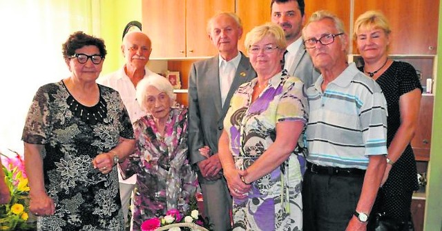 Pamiątkowe zdjęcie, Krystyna Soroczyńska w otoczeniu rodziny.