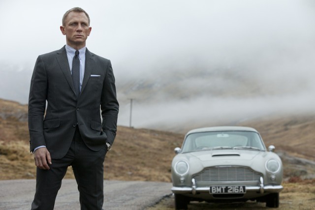 "Skyfall"Zostaje wykradziony twardy dysk zawierający dane tajnych agentów. Próba pojmania złodzieja w Stambule kończy się porażką. Ranny podczas akcji agent 007 zostaje uznany za zmarłego. Dochodzi do zamachu terrorystycznego na siedzibę MI6 w Londynie. Część budynku zostaje zniszczona. Agencja przenosi się do podziemnych biur. Na wieść o ataku James Bond powraca do Londynu. Fragment pocisku pobrany z jego rany pomaga namierzyć złodzieja dysku. Bond ma go odnaleźć i zabić. W rodzinnym majątku 007 razem z szefową organizują zasadzkę.Emisja: TVP 2, godz. 20:10