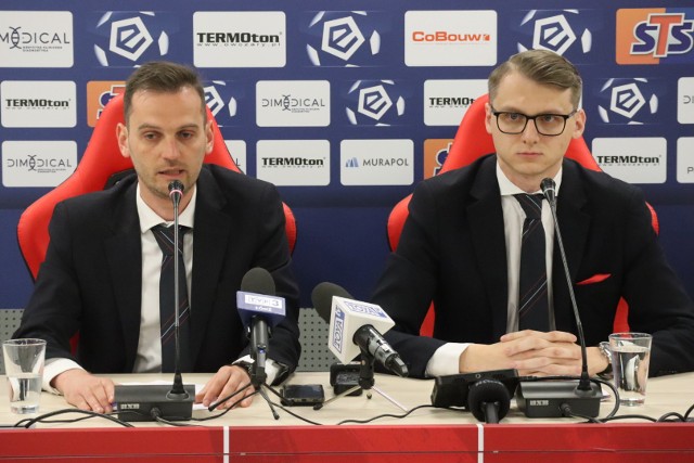 Prezes Widzewa Michał Rydz (od prawej) i wiceprezes Maciej Szymański i podczas spotkania z dziennikarzami