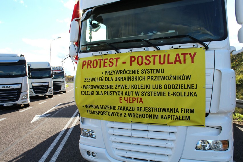 Protestujący wypisali swoje postulaty na jednej z ciężarówek w Hrebennem