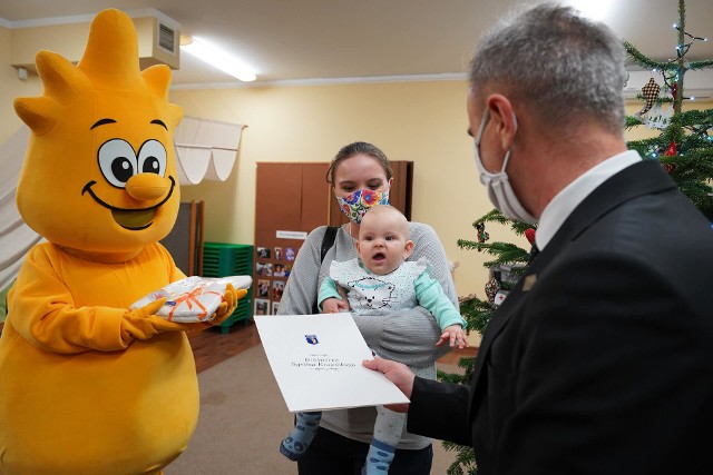 Władze Sępólna powitały 80 nowych mieszkańców gminy urodzonych w pierwszej połowie 2020 roku
