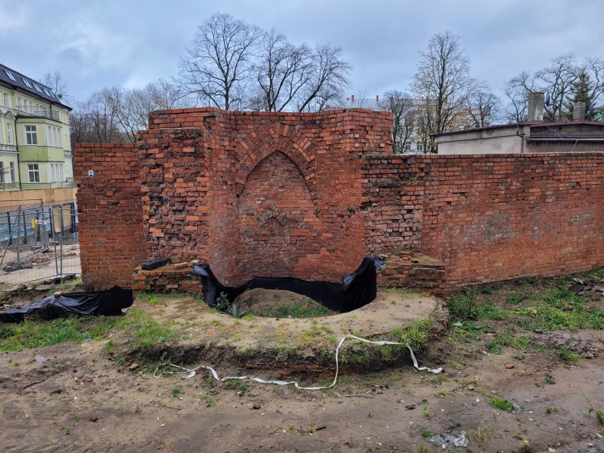 Zabytkowy średniowieczny mur w Słupsku komunistyczną fuszerką