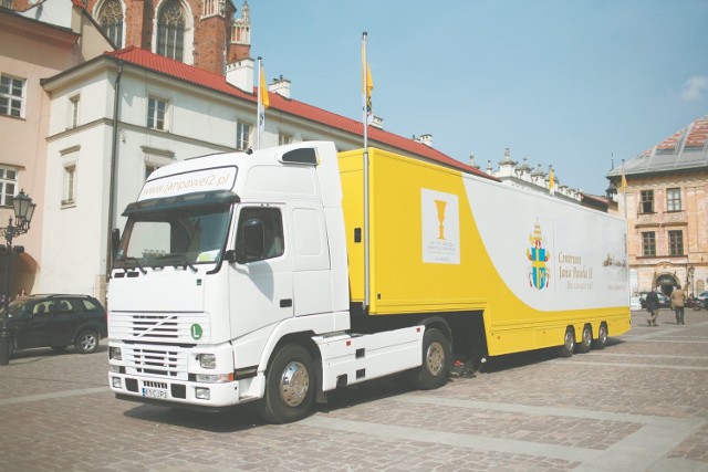 Mobilne Muzeum Jana Pawła II jeździ po całym kraju i odwiedza nawet niewielkie miejscowości