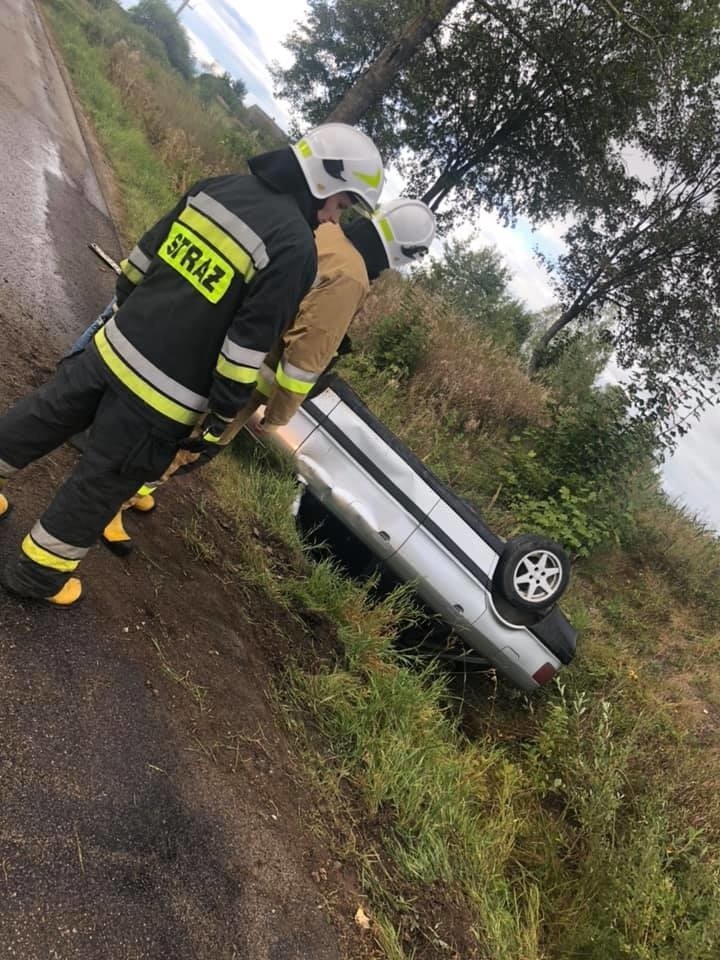 Strażacy zostali wezwani do samochodu leżącego na dachu w...