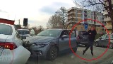 Poważna kolizja przy ul. Tęczowej we Wrocławiu. Sprawcy wypożyczyli auto "na minuty", rozbili cztery pojazdy i zwiali!