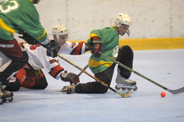 Hokej na łyżworolkach to dość efektowna dyscyplina sportu.
