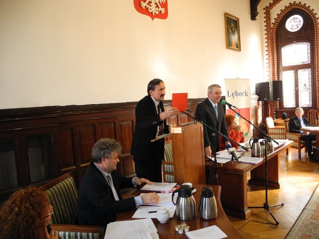 Na ostatniej sesji Rady Miejskiej w Lęborka radny Zbigniew Rudyk stanął przed radnymi i ocenił trzyletnią kadencje burmistrza oraz radnych.