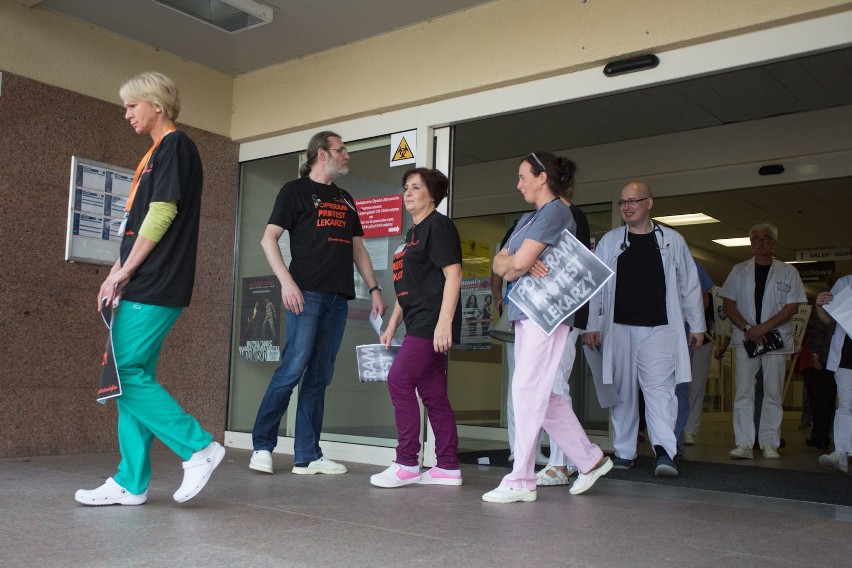 Lekarze ze Słupska popierają akcję rezydentów [zdjęcia, wideo]