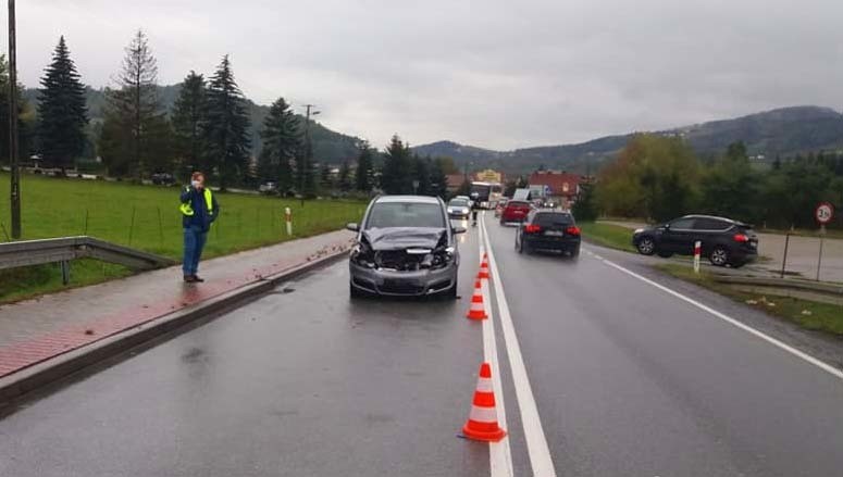 Kolizja trzech aut osobowych na DK75 w Tęgoborzy