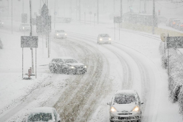 Z uwagi na intensywne opady śniegu na drogach występują duże utrudnienia.