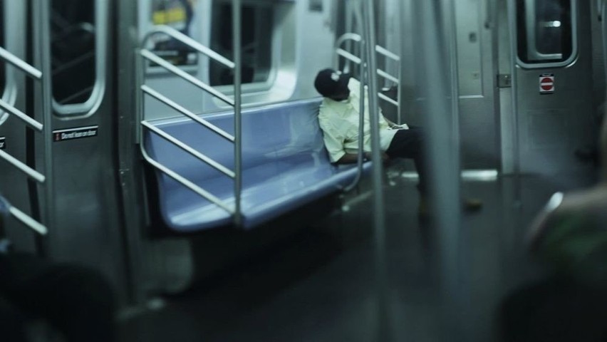 W nowojorskim metrze spotykają się różni ludzie- dzielą ich...