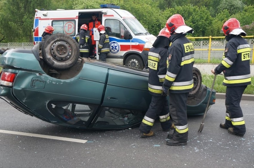 Bytom, wypadek na Miechowickiej - auto dachowało