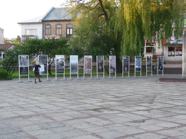 Plenerową wystawę "Zbrodnia katyńska&#8221; można oglądać w Rynku w Starachowicach.