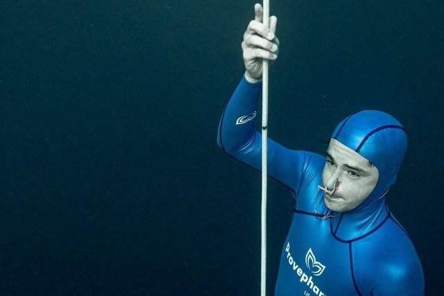 26-letni Francuz pobił już siódmy rekord w schodzeniu pod wodę.