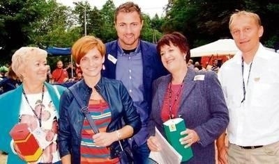 Jerzy Dudek w środku, od lewej: Helena Moląg, Anna Kawęska, Anna Rumian, Bogdan Dutkiewicz FOT. EWA TYRPA