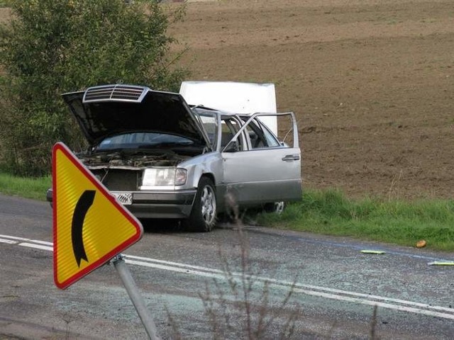 W aucie znajdowało się dwóch miasteckich policjantów z ruchu drogowego. Jeden z nich uciekł.