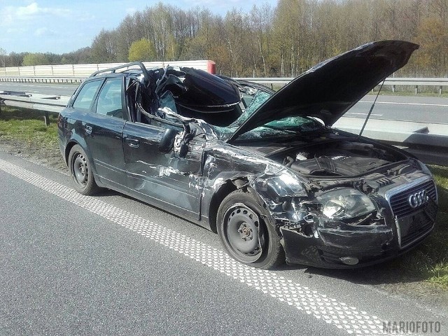 Audi wjechało w naczepę ciężarowego MAN-a. Do wypadku doszło na 240. kilometrze autostrady w kierunku na Katowice (gmina Prószków).