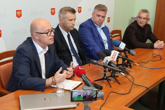 W konferencji w Urzędzie Miasta uczestniczyli prezydent Kielc Bogdan Wenta, prezes VIVE Bertus Servaas i Artur Sobolewski (z lewej).