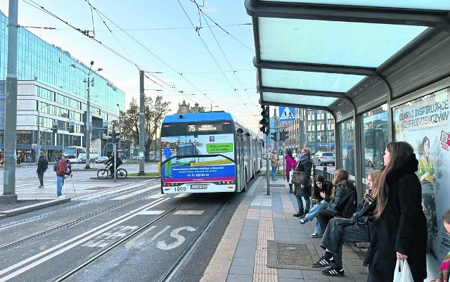 Od połowy stycznia autobusy linii 75 będą zabierały pasażerów z przystanku tramwajowego przy Bramie Portowej. Teraz wjeżdżają na przystanek, ale nie otwierają drzwi.