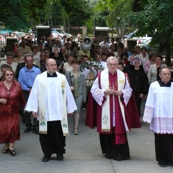 Uroczystość sprowadzenia relikwii Świętej Faustyny poprowadził ksiądz proboszcz Bogusław Mleczkowski (w środku).