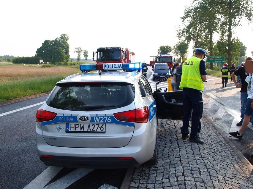 Audi wypadło z drogi i uderzyło w drzewo, a następnie w...