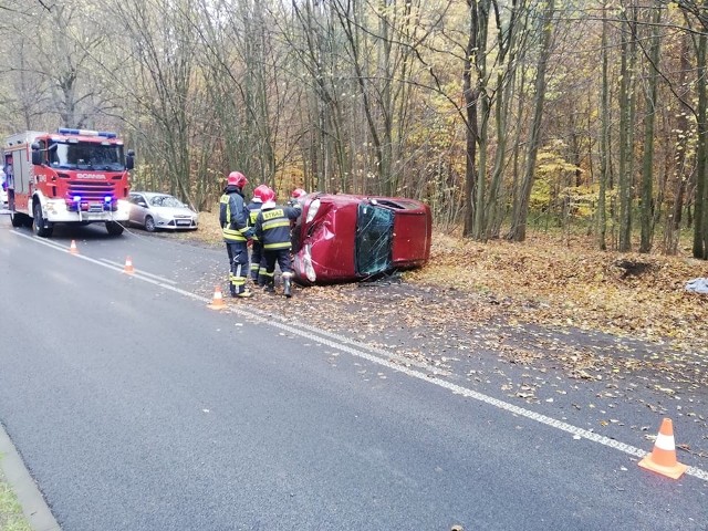 Do zdarzenia doszło po godzinie 9 na ulicy Słupskiej pod Koszalinem. Samochód osobowy marki renault dachował na łuku drogi. Według wstępnych informacji nie ma osób poszkodowanych.Najpewniej przyczyną było niedostosowanie prędkości do warunków panujących na drodze. Nawierzchnia jest wilgotna, a przez zalegające na niej liście miejscami jest bardzo ślisko.Na szczęście kierowca i pasażer pojazdu nie odnieśli poważniejszych obrażeń – z auta wyszli o własnych siłach. Kierowca był trzeźwy, całe zdarzenie zostało zakwalifikowane jako kolizja, dlatego skończyło się mandatem karnym.Policjanci apelują – noga z gazu. Przed nami nieco dłuższy weekend, wiele osób decyduje się na wyjazdy. Drogi mogą być miejscami śliskie – szczególnie w miejscach, gdzie na nawierzchni gromadzą się liście.