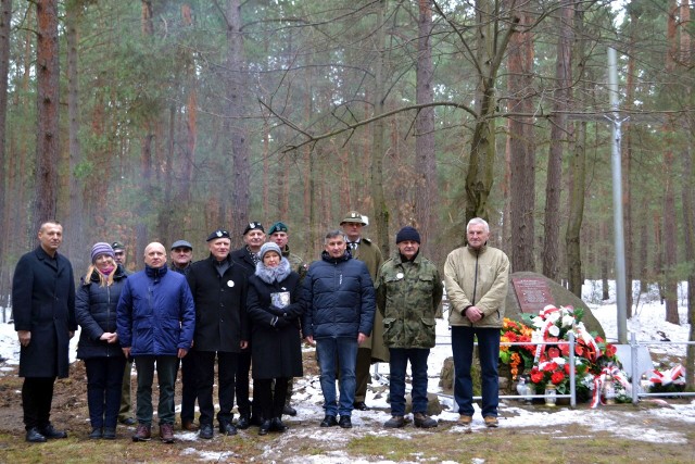 Uczestnicy spotkania w lesie, w miejscu zamordowania żołnierzy Korpusu Zachodniego Armii Krajowej