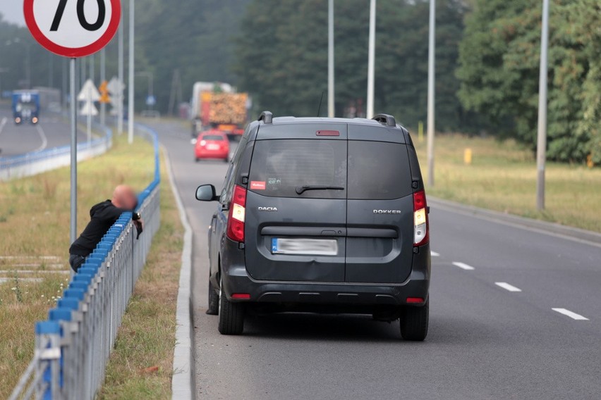 Kawałek metalu z barierki na Trasie Północnej wystrzelił i wbił się w auto. Było blisko tragedii (zdjęcia)