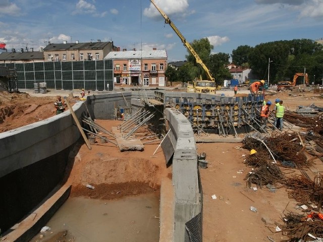 Największe opóźnienie przy budowie węzła "Żelazna&#8221; widać na rondzie Gustawa Herlinga Grudzińskiego w Kielcach. 