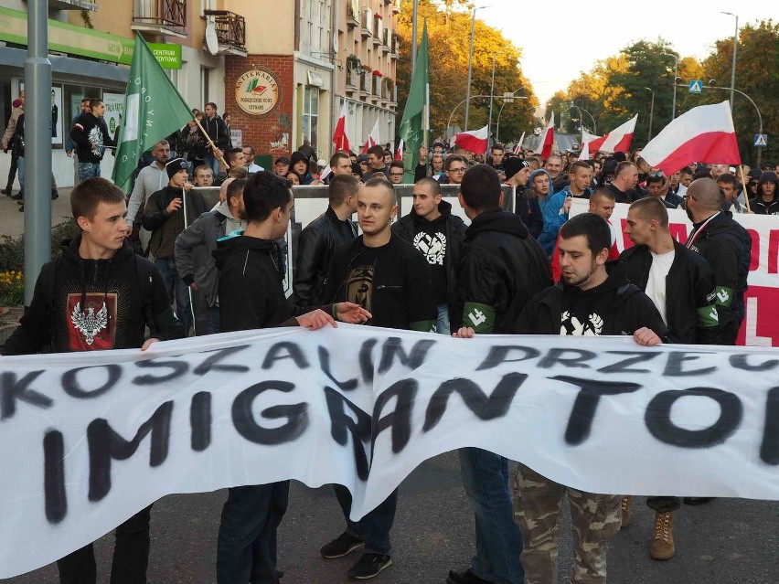 Marsz przeciw uchodźcom w Koszalinie. Bójka przed ratuszem [wideo] 