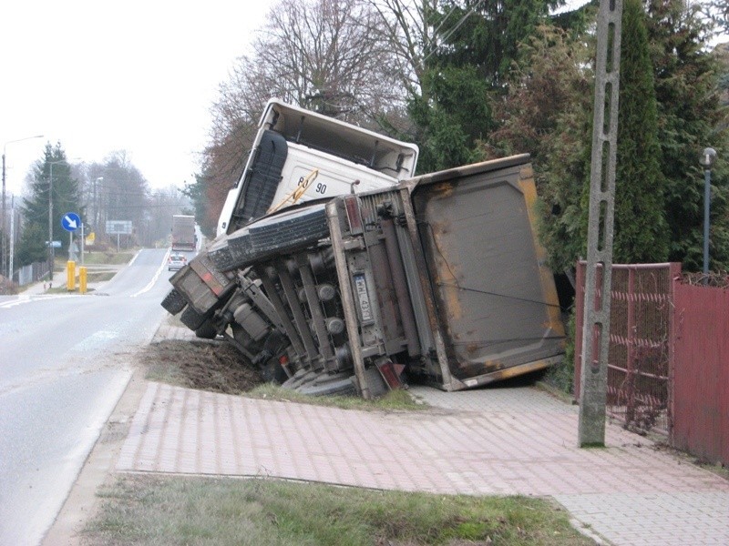 Kierowca ciężarówki jechał jak szalony. Rozbił się pod samą szkołą! (zdjęcia)