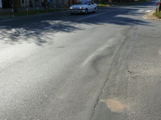 Pofałdowany asfalt.