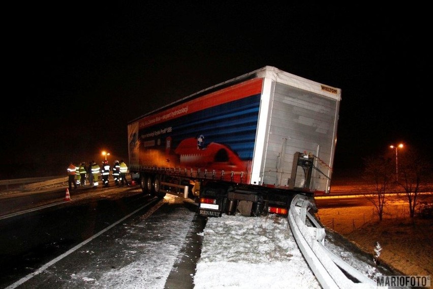 Wypadek na wiadukcie nad autostradą A4 pod Prószkowem....