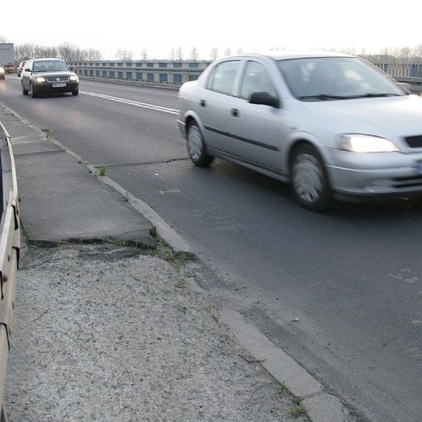 - Most na Sanie w Zarzeczu wymaga przebudowy, gdyż w jest w złym stanie technicznym - mówi Czesław Łopucki z Generalnej Dyrekcji Dróg Krajowych i Autostrad w Rzeszowie, oddział w Nisku.