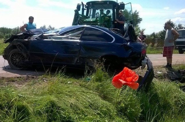 Wypadek BMW w Parznicach w gminie Kowala.