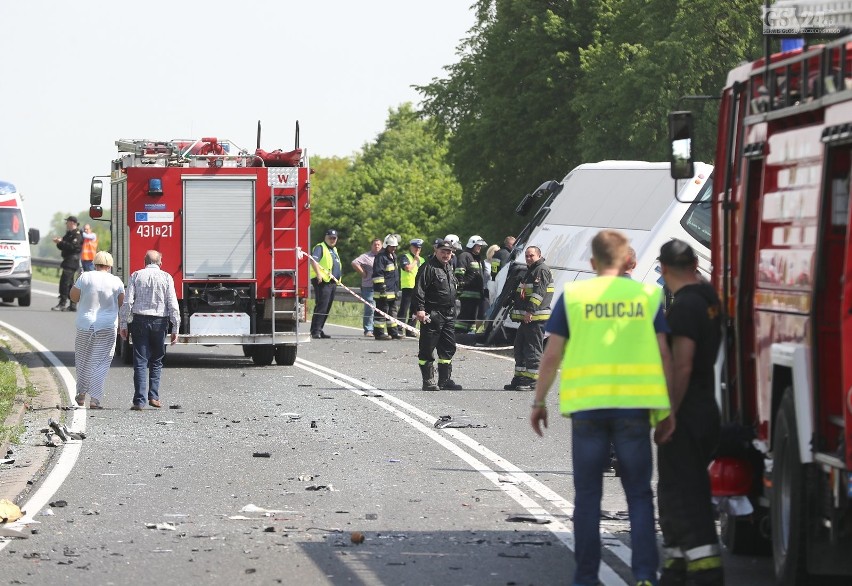 Śmiertelny wypadek pod Nowogardem. Autobus z niemieckimi turystami zderzył się z samochodem