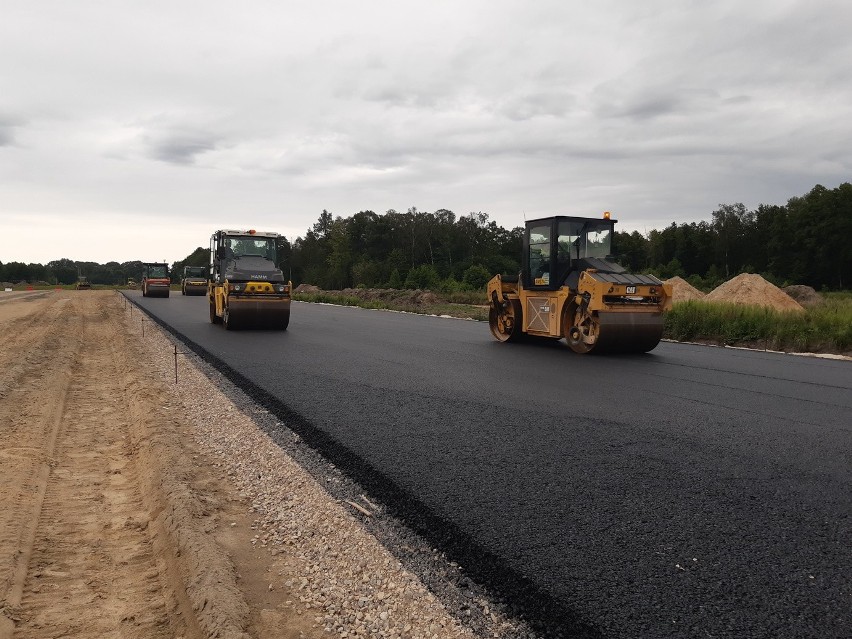 Pierwszy asfalt na zachodniej obwodnicy Łodzi. Najnowsze zdjęcia z budowy pierwszego odcinka drogi ekspresowej S14 Lublinek - Teofilów